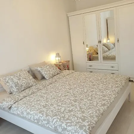 Elizabeth With Balcony Апартаменты *