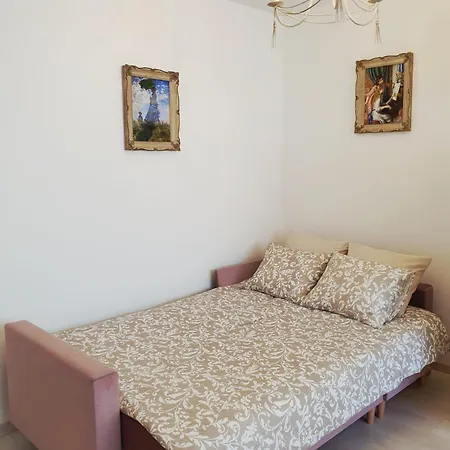 Elizabeth With Balcony